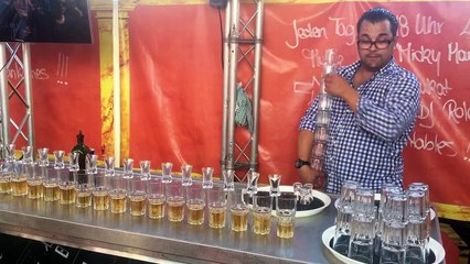 Record mondial : Il prépare 17 jagerbomb d'un coup !