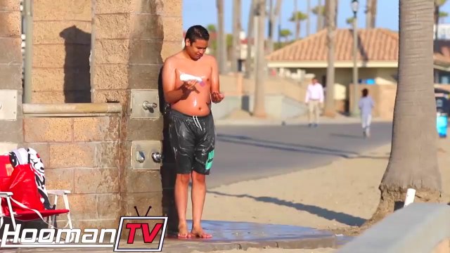 Пранк с шампунем на пляже. Умора! :)