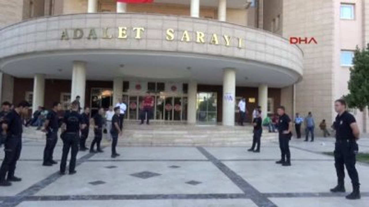 Şanlıurfa'da Birecik Kaymakamı ile 2 Polis Adliyeye Çıkarıldı