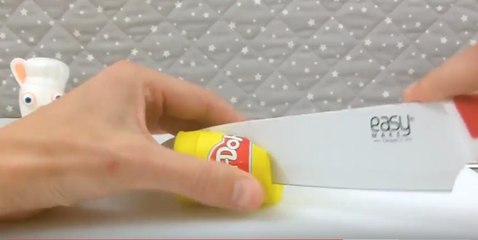 On reproduit et découpe un pot de pâte à modeler Play Doh