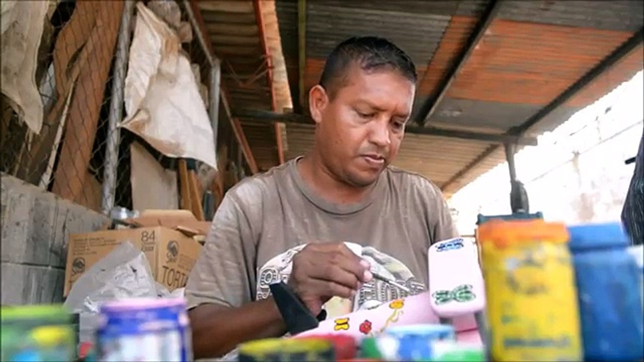 Prisioneros se distraen con algunos oficios en una hacinada cárcel