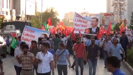 Van'da 15 Bin Kişi Darbeye Karşı Yürüdü