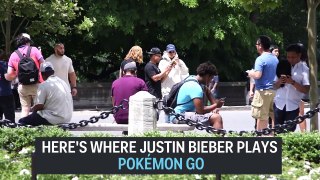 Justin Bieber with friends playing Pokemon Go - Pokémon GO in New York - July 18, 2016