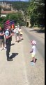 Un petit garçon chante La Marseillaise à un gendarme