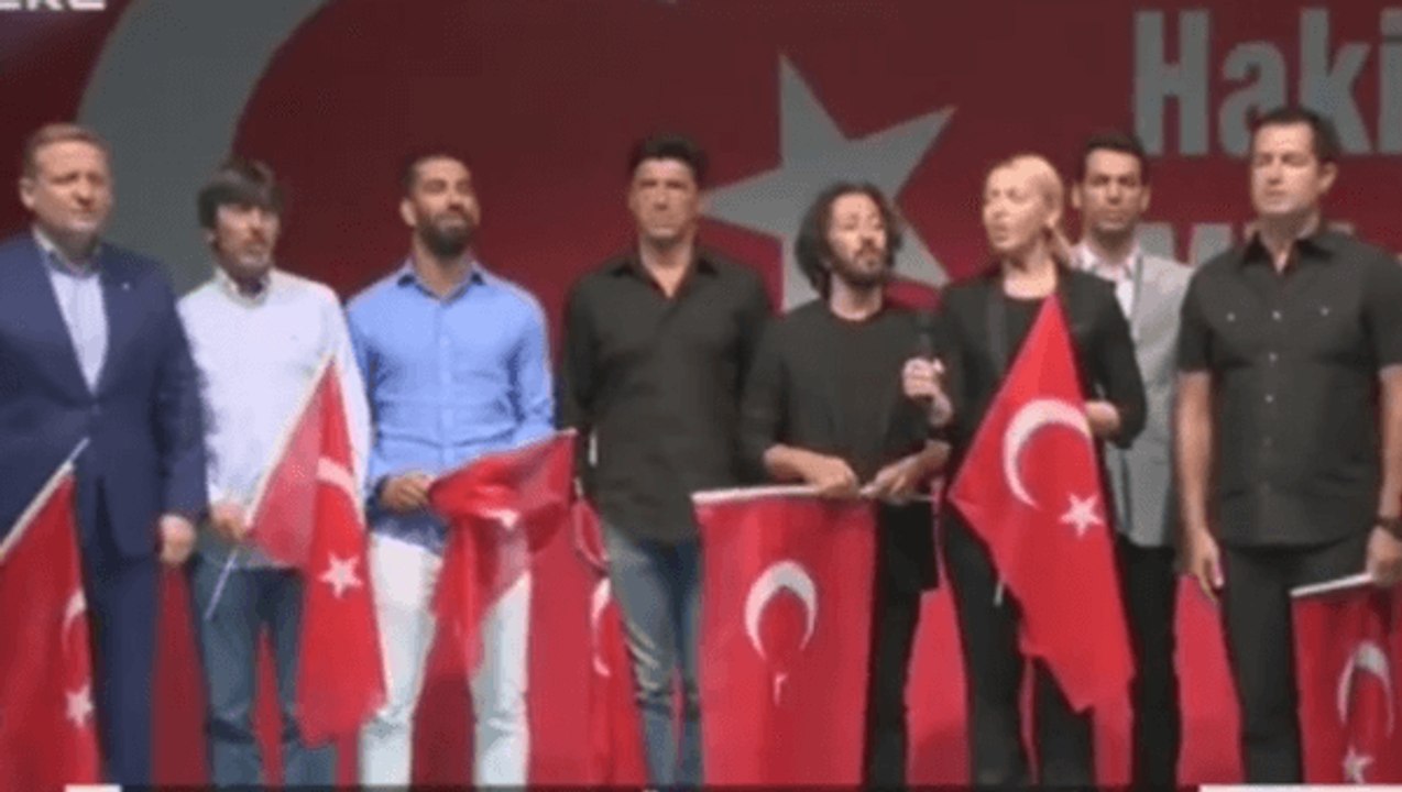 Ünlüler Erdoğan'ın evinin önünde nöbette.