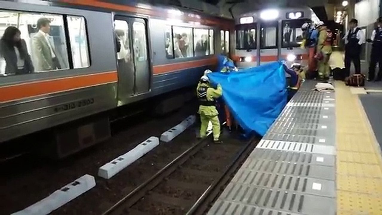 電車人身事故 死亡しかけ屍DQNの搬送現場　Train accident in japan