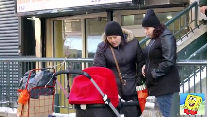 Pegadinha- baby devil pedestrian terrorizes New York - HD