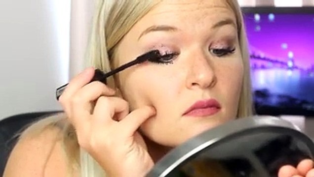 Elle se met 100 couches de mascara - 100 COATS OF MASCARA