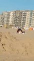 Un couple surpris en pleine action sur une plage en belgique... Pas discret