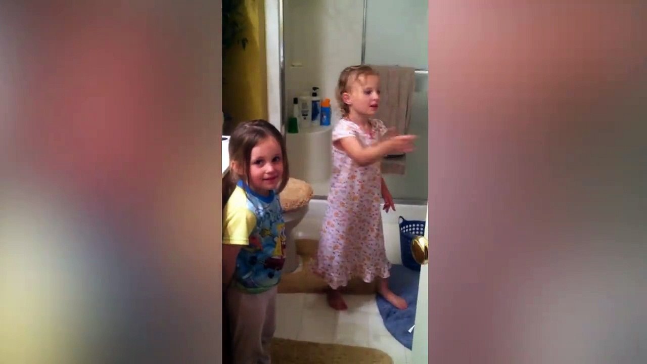 Elle laisse ses filles dans la salle de bain et là SURPRISE!!!!!!!