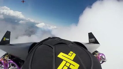 S'amuser dans les nuages avec une aile rigide