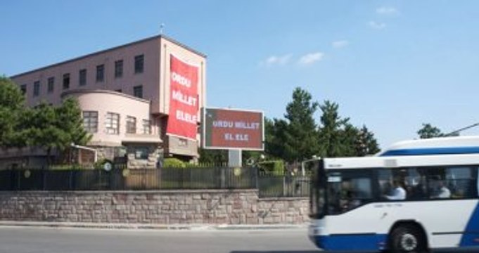 Genelkurmay'a 'Ordu Millet El Ele' Yazılı Afişler Asıldı