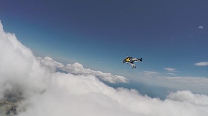 Yves Rossy s'amuse dans les nuages !