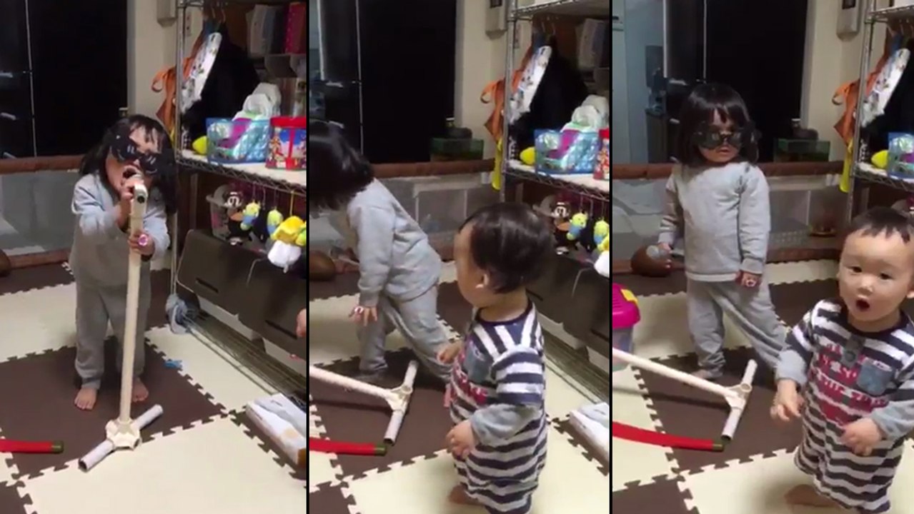 Petit frère vient casser le délire de cette petite chanteuse