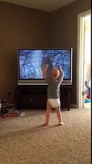 Son papa lui met son DVD préféré pour une raison très étonnante !