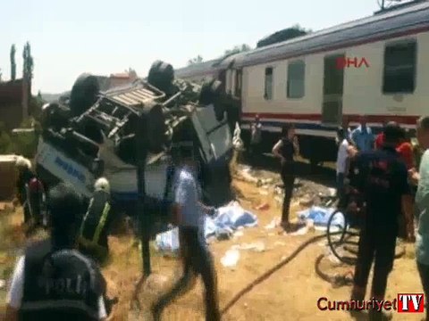 Manisa'da tren tarım işçilerini taşıyan minibüse çarptı: 6 ölü