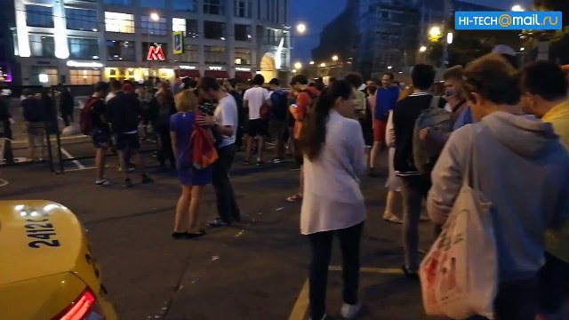 Видео дня- как люди сходят с ума по Pokemon Go в России