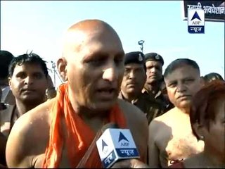 Pandit Jasraj and Awadeshanand take holy dip in Sangam