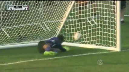 Goleiro se atrapalha e faz gol contra em jogo amistoso