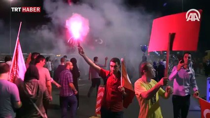 Yüz binler darbeye karşı Boğaziçi Köprüsü'nde yürüdü