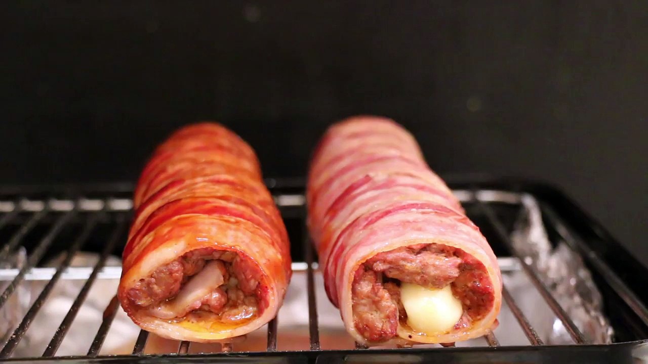 Il commence par enrouler de la viande hachée et du fromage dans du bacon, le résultat ? Délicieux
