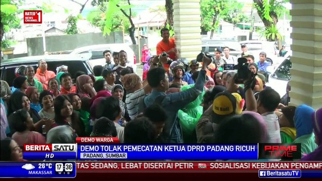 Demo Tolak Pemecatan Ketua DPRD Padang Berujung Ricuh