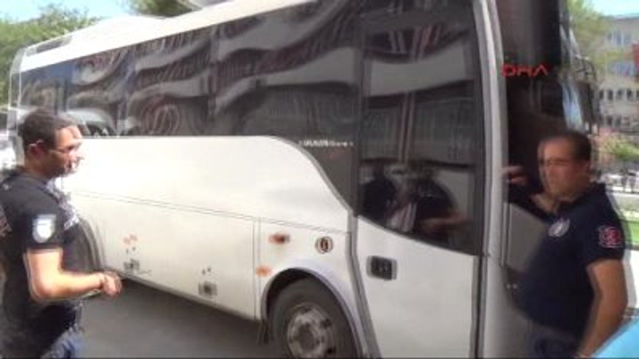 Siverek'te 15 Polise Kelepçe