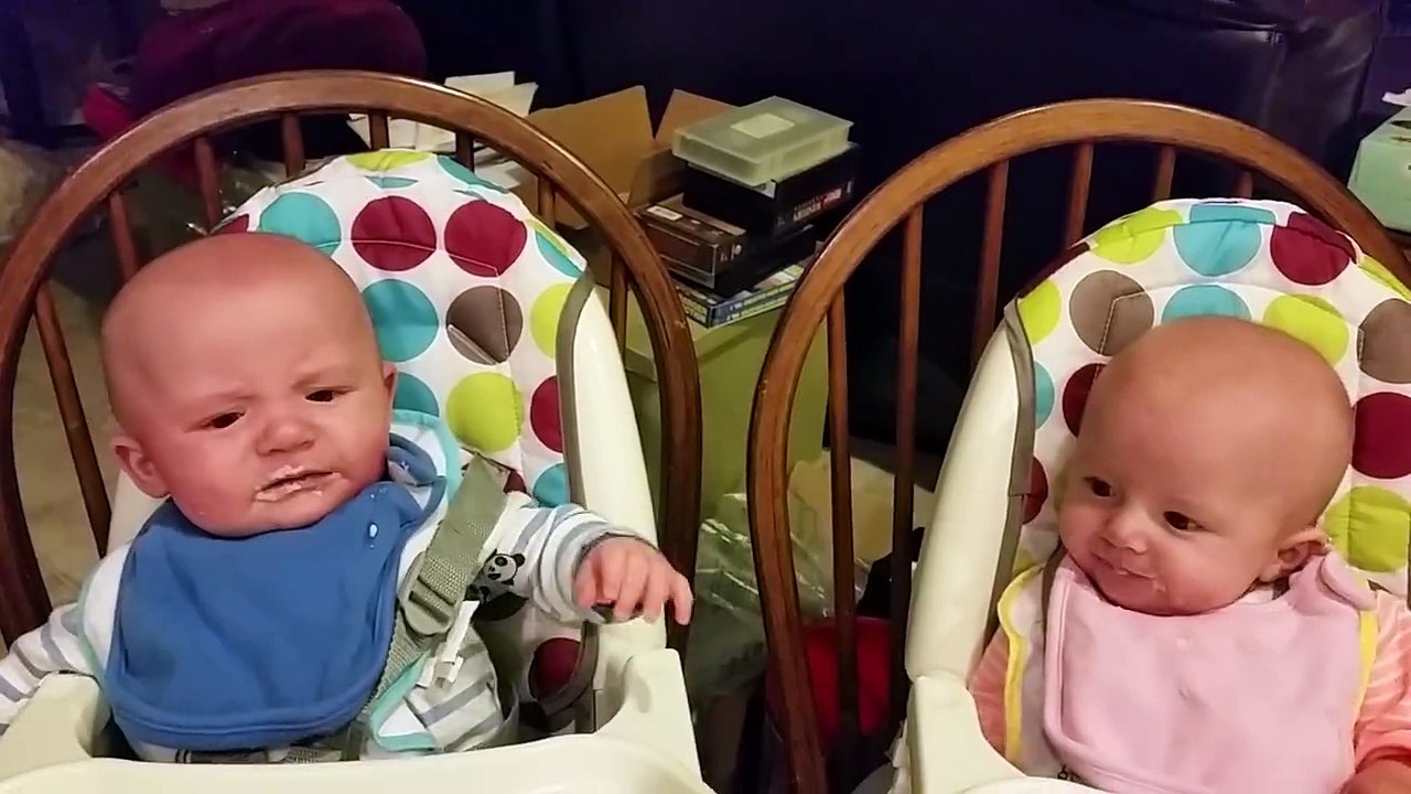 Quand des jumeaux ne veulent pas partager la nourriture...