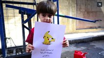Des enfants syriens appellent à l'aide avec des pancartes représentant des Pokémons
