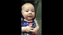 Vídeo mostra bebê surdo de três meses ouvindo a voz da mãe pela primeira vez