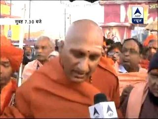 Swami Avdheshanand Giri moves toward Sangam