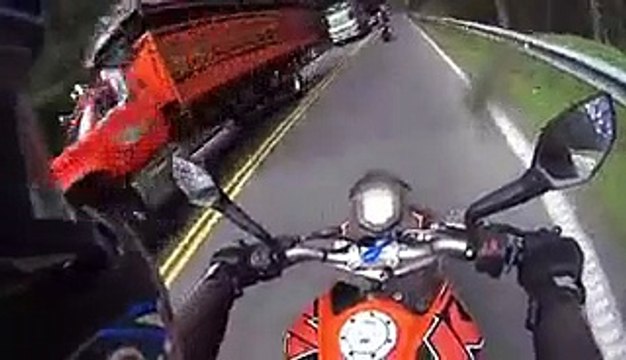 Ce cycliste grille 2 motards dans une descente... Dingue