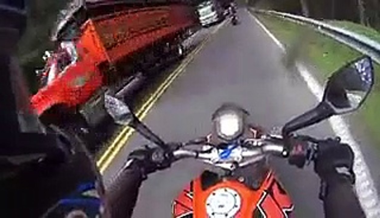 Ce cycliste grille 2 motards dans une descente... Dingue