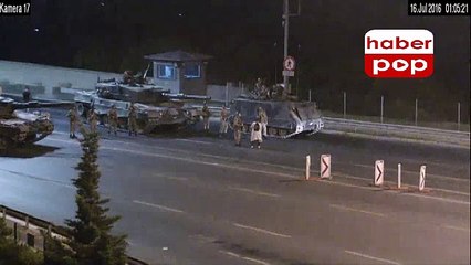Köprüdeki darbeci askere tek başına meydan okuyan kadın