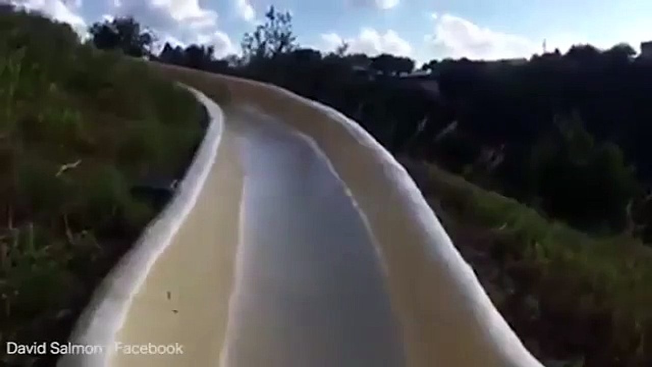 Un mec fait une magnifique et spectaculaire chute de toboggan dans un parc aquatique!