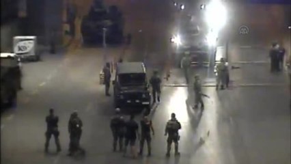 Atatürk Havalimanı'nda Sivillerin Askerleri Bastırması