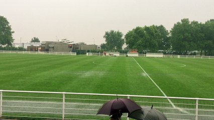 Le déluge tombe sur la pelouse de Reims-RMP