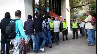 Capuchos abrazando policías marcha 10 de noviembre