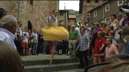 Anguiano revive un año más la tradición de danzar sobre zancos