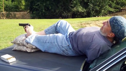 Cet homme sans bras tire au pistolet avec ses pieds !