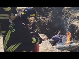 Télécharger la video: Cunardo (VA) - Fuga di gas metano, intervengono i Vigili del Fuoco (22.08.16)