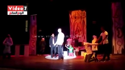 بالفيديو.. عرض مسرحية "كل حاجة للبيع" بمهرجان نوادى المسرح بالأقصر