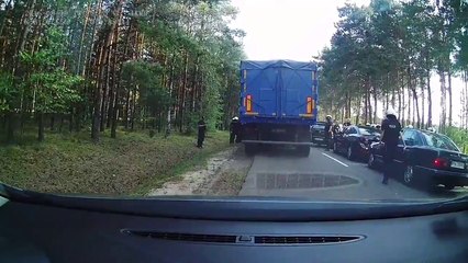 Zatrzymanie dużej grupy osób. Droga wojewódzka 742. 19/08/16