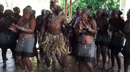 Special African dance to herald your new week 	 -0:32