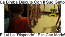 Una bimba discute con il suo gatto e lui risponde!