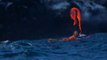 La belle Alison Teal surfe au pied d un volcan en éruption