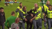 Un hooligan attaque un gardien de but en plein match en Suéde