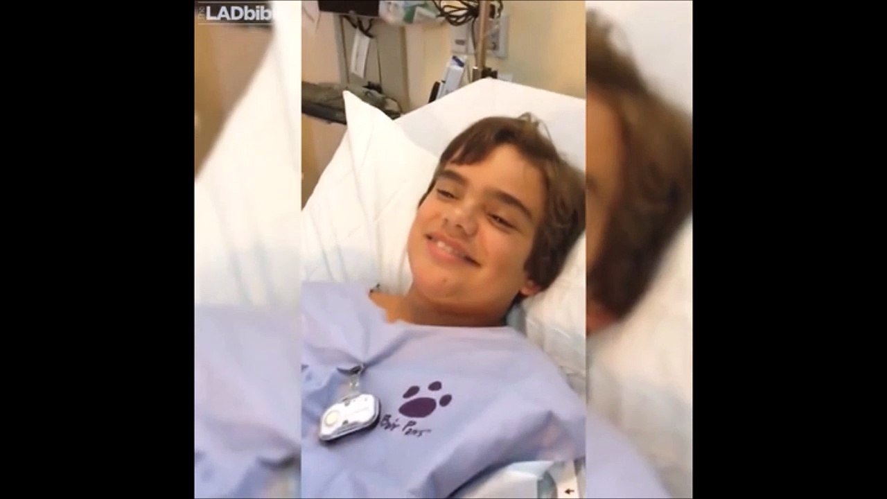 Un ado avale le jouet de son chien et couine quand il parle