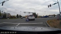 Une femme se fait rouler dessus par sa propre voiture