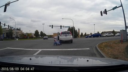 Скачать видео: Une femme se fait rouler dessus par sa propre voiture